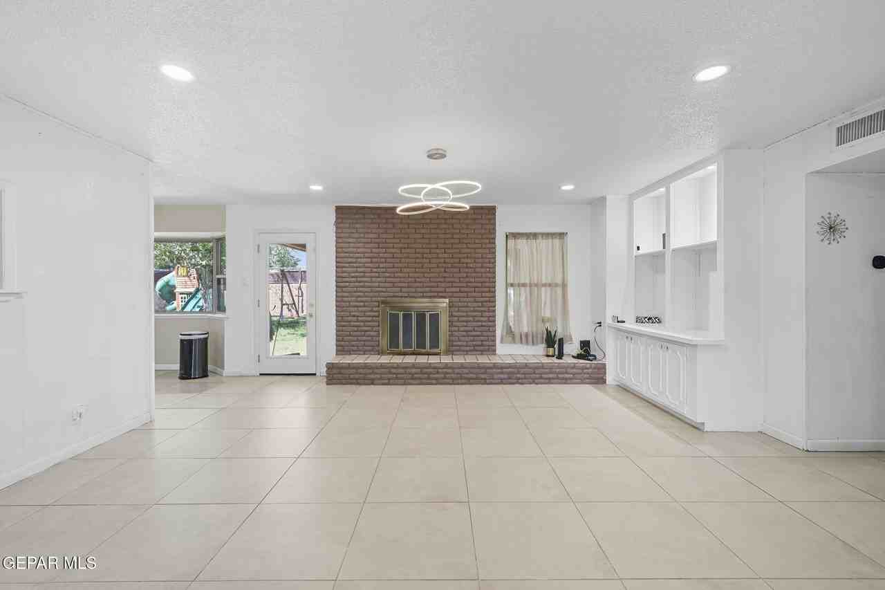 8405 Whitus Dr - Photo 3 of 26