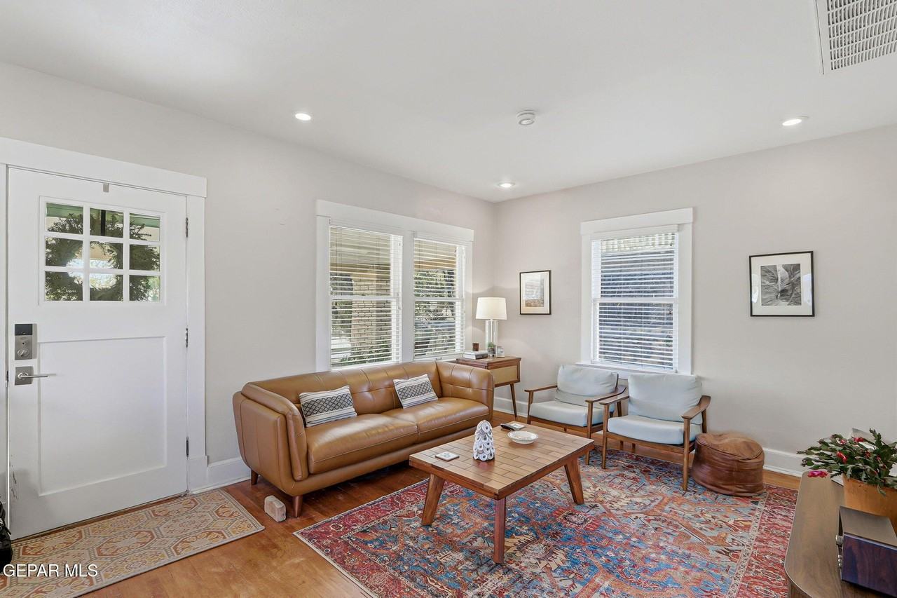 3703 Cambridge Ave - Photo 6 of 34