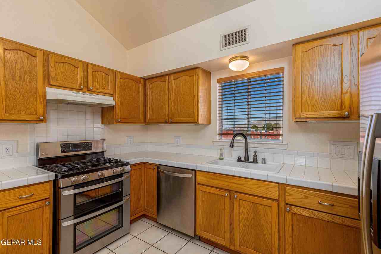 4628 King Arthur Ct - Photo 5 of 31