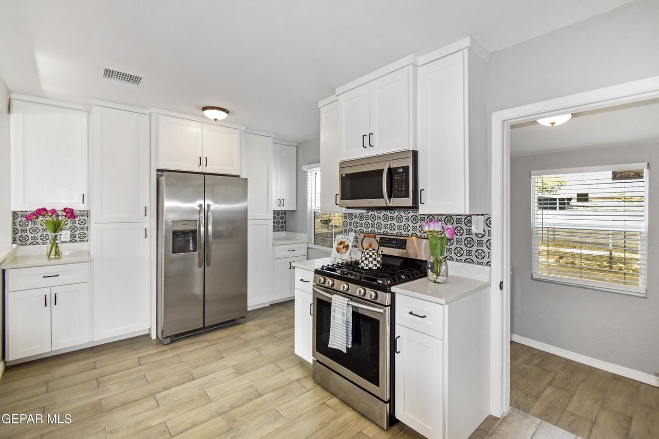 2728 Byron St - Photo 4 of 33