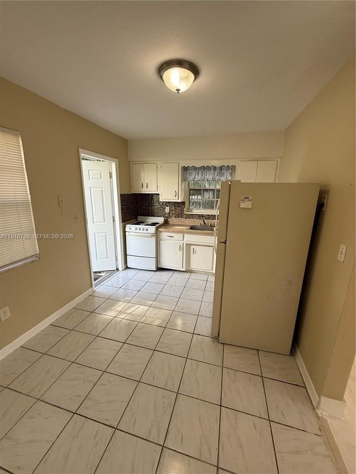 48 Nw 77th St #4 - Photo 4 of 4