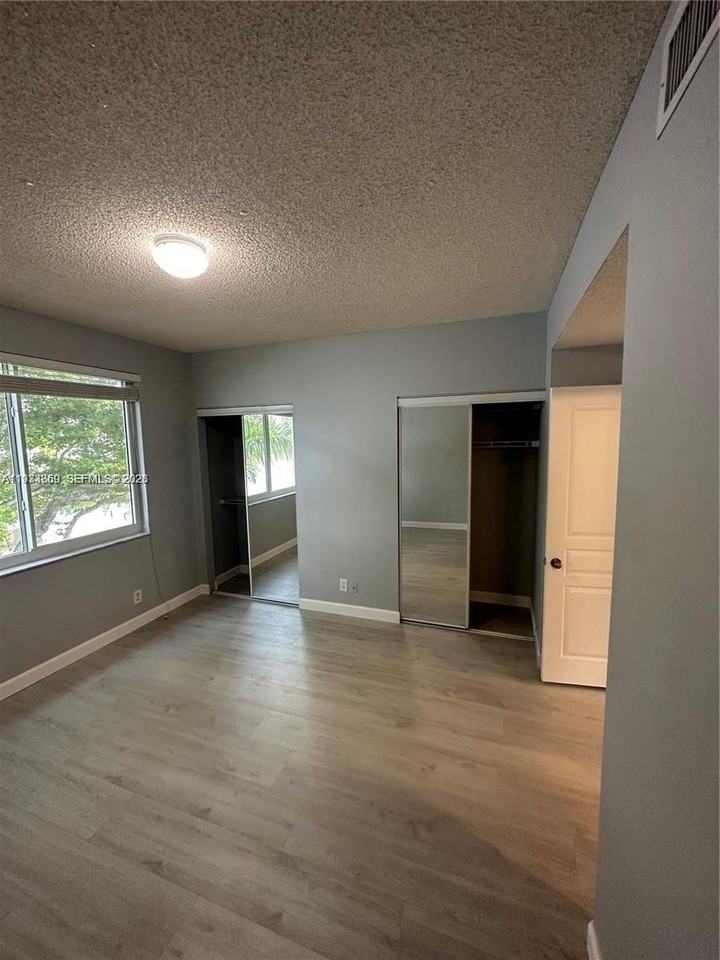 211 Mallory Ct #211 - Photo 6 of 21