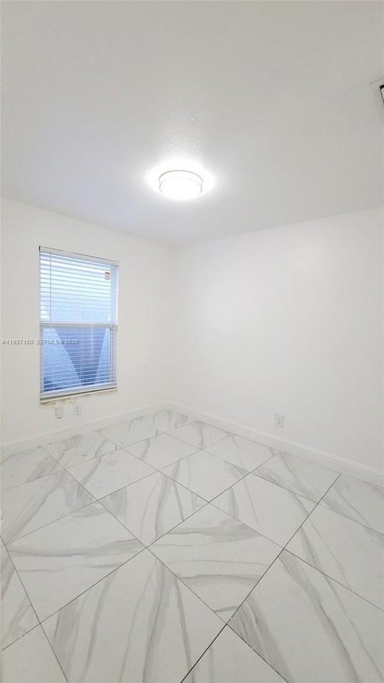 785 Sw 10th St - Photo 3 of 6