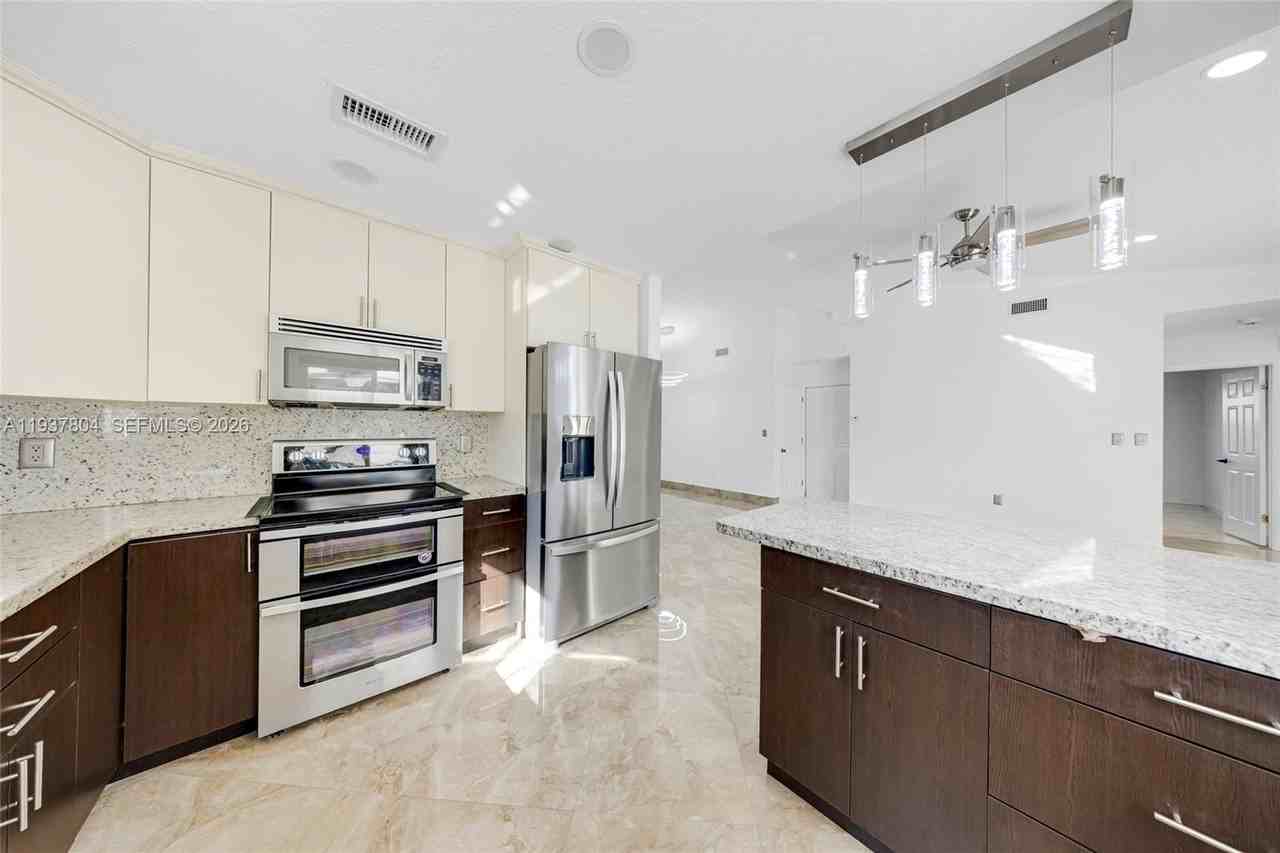 6240 Gauntlet Hall Ln - Photo 2 of 32