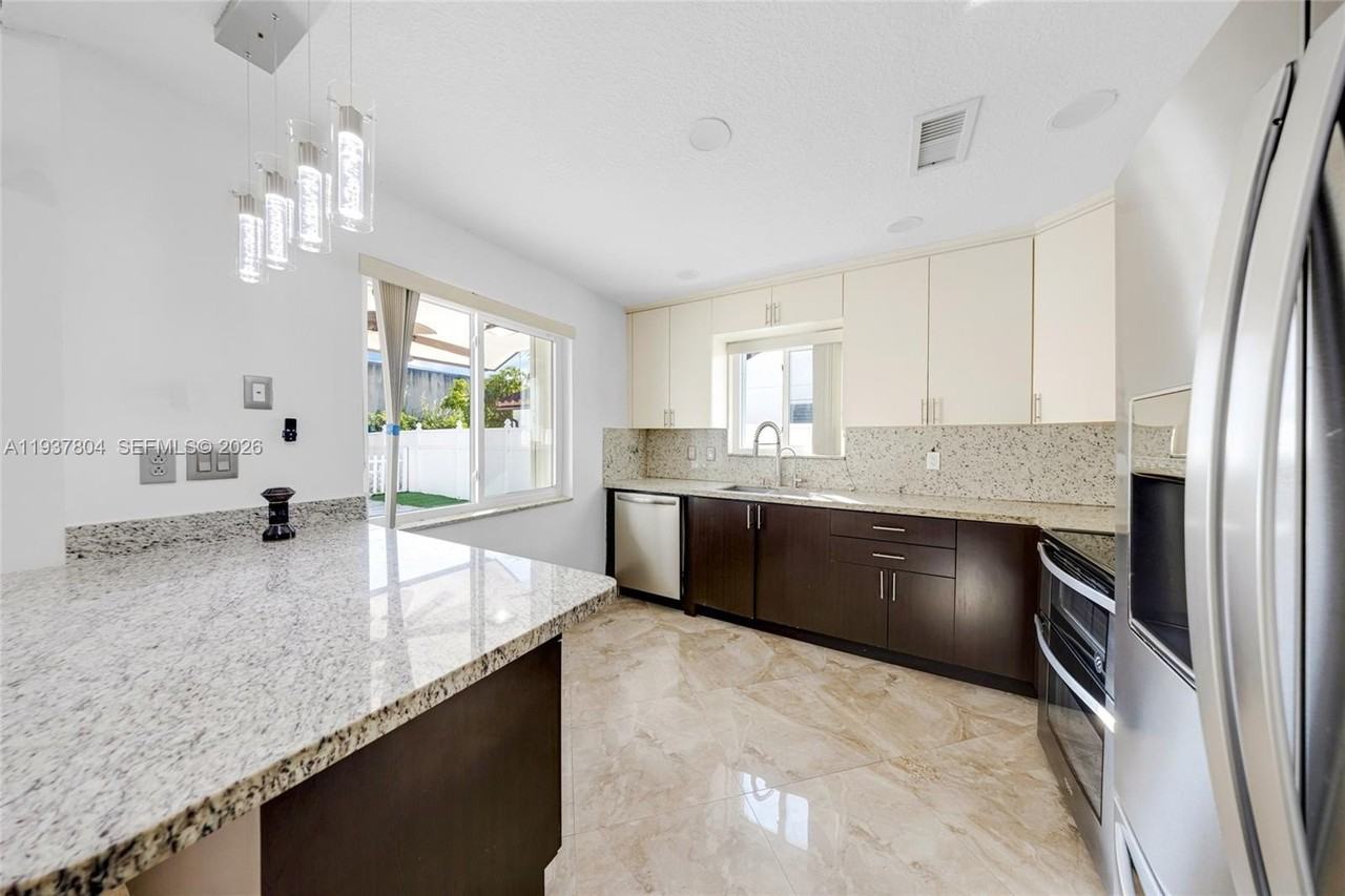 6240 Gauntlet Hall Ln - Photo 4 of 32