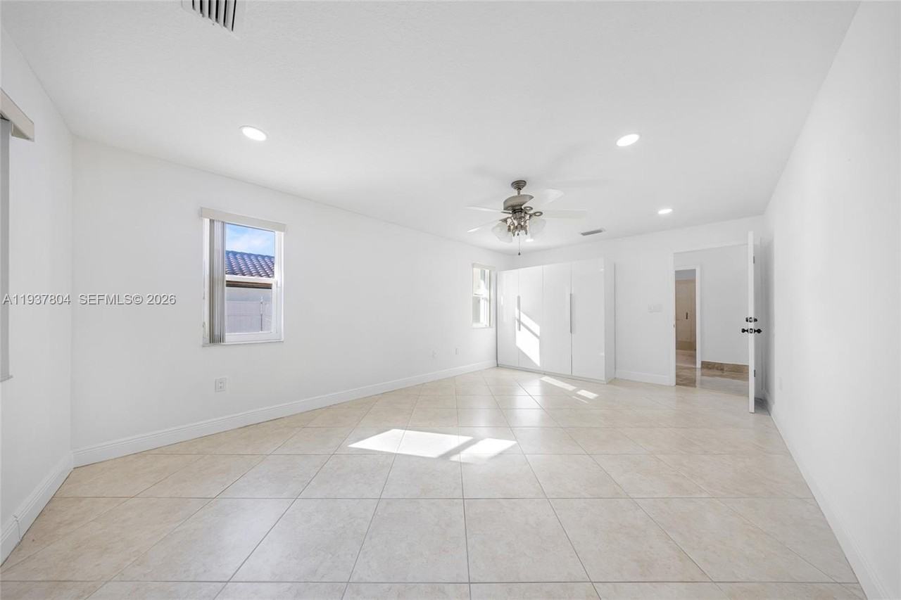 6240 Gauntlet Hall Ln - Photo 6 of 32