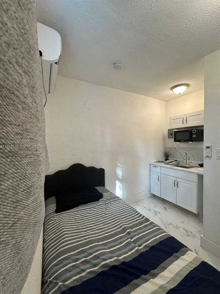 655 Nw 2nd St #A - Photo 4 of 15