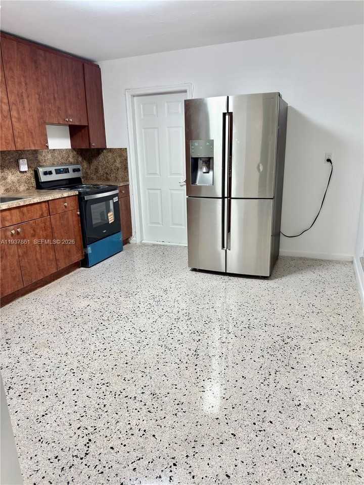 1141 Nw 32nd Ave #0 - Photo 5 of 19