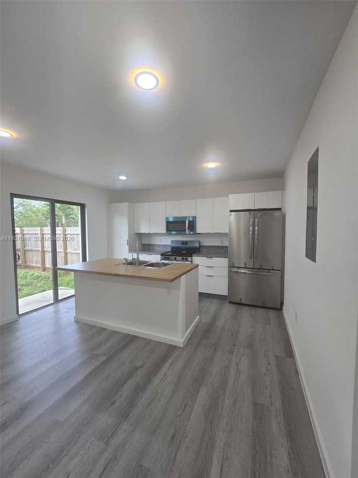568 Nw 7th St #0 - Photo 3 of 16