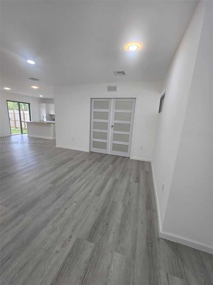 568 Nw 7th St #0 - Photo 5 of 16