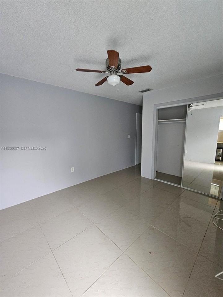 917 Sw 16th St #1-2 - Photo 3 of 5