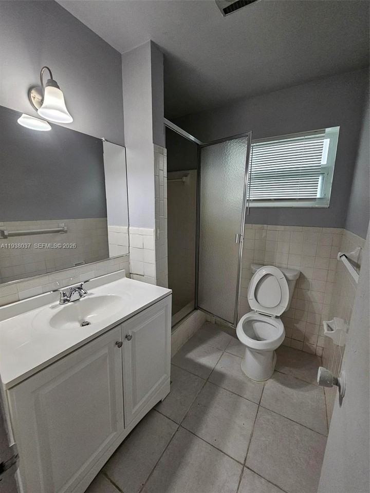 917 Sw 16th St #1-2 - Photo 5 of 5