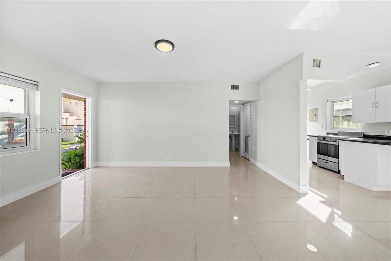 1203 Marseille Dr #21 - Photo 5 of 20