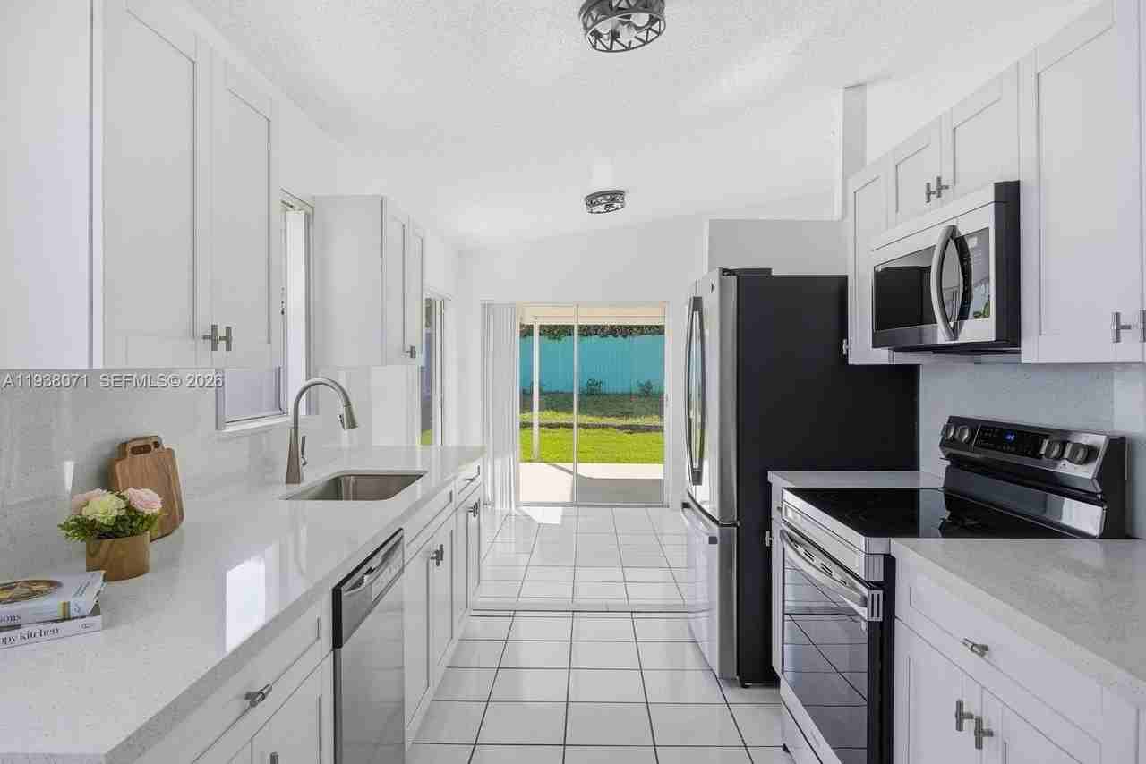 12002 Sw 210th St - Photo 4 of 40