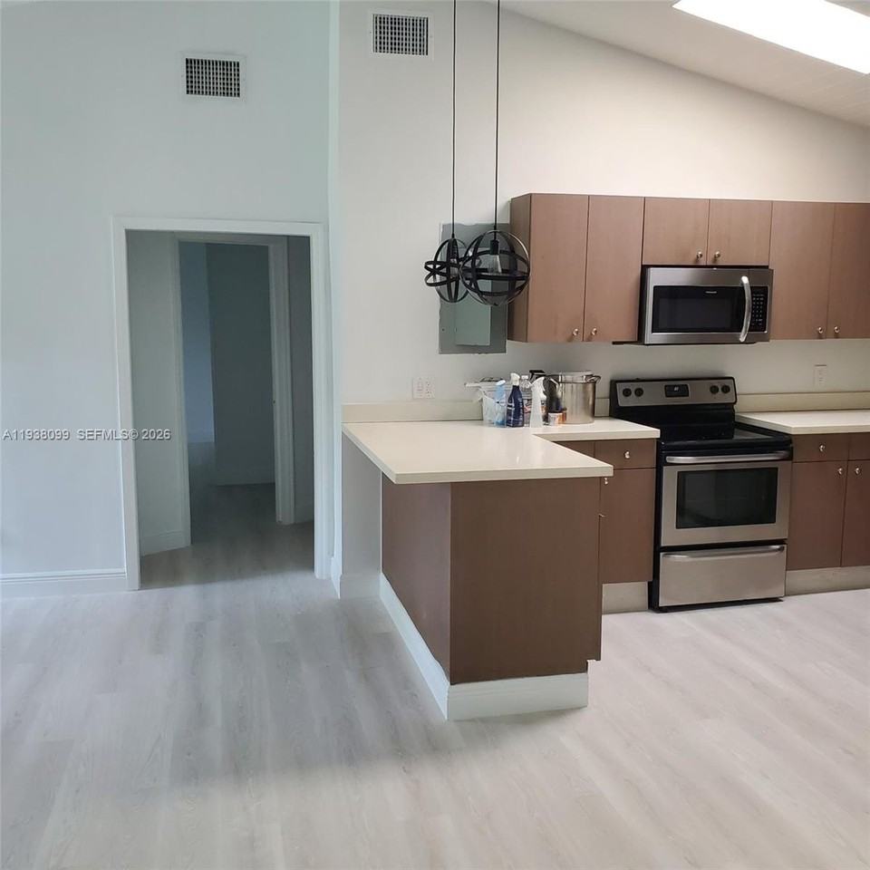 326 Ne 118th St #1 - Photo 5 of 11