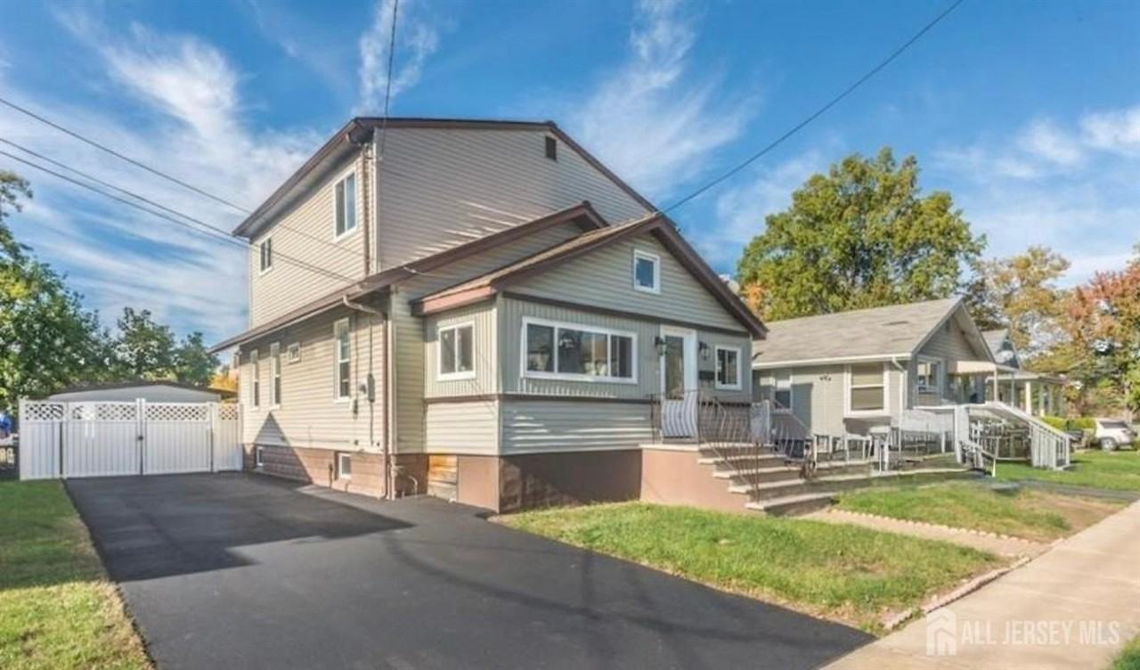 1912 Montgomery St - Photo 2 of 36