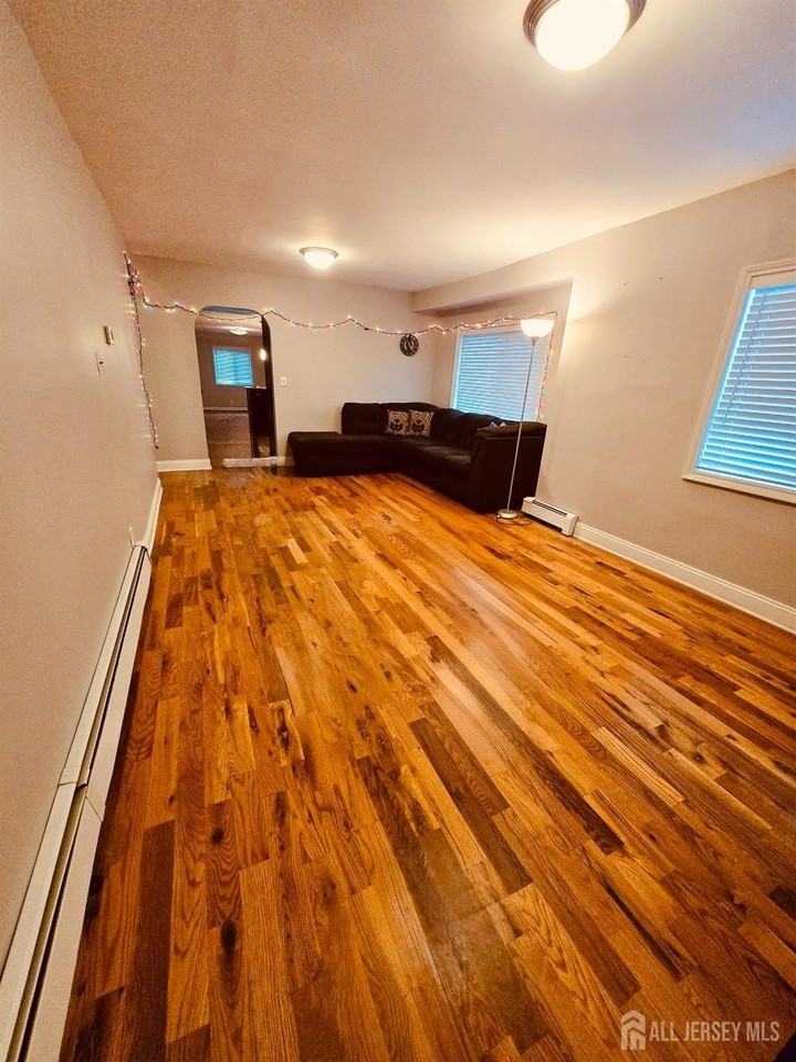 1912 Montgomery St - Photo 6 of 36