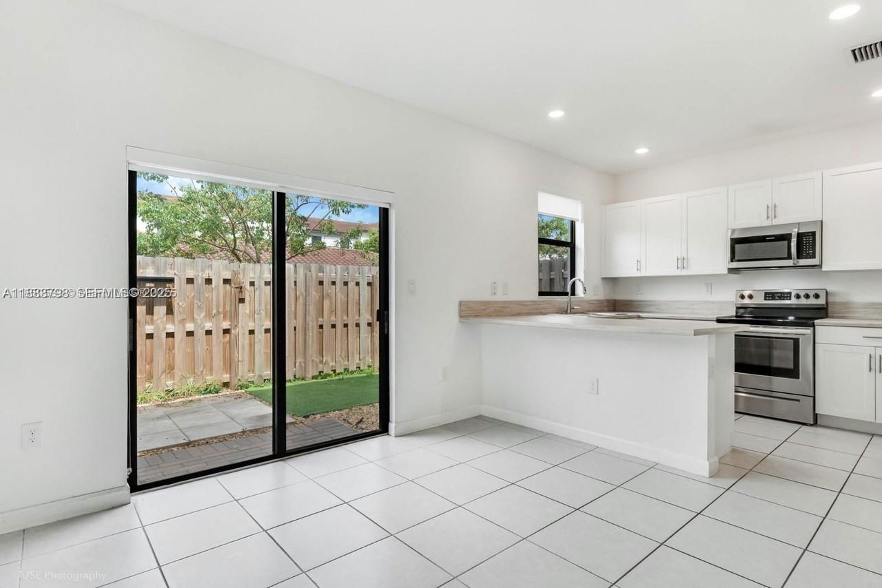 806 Ne 211th St - Photo 7 of 7