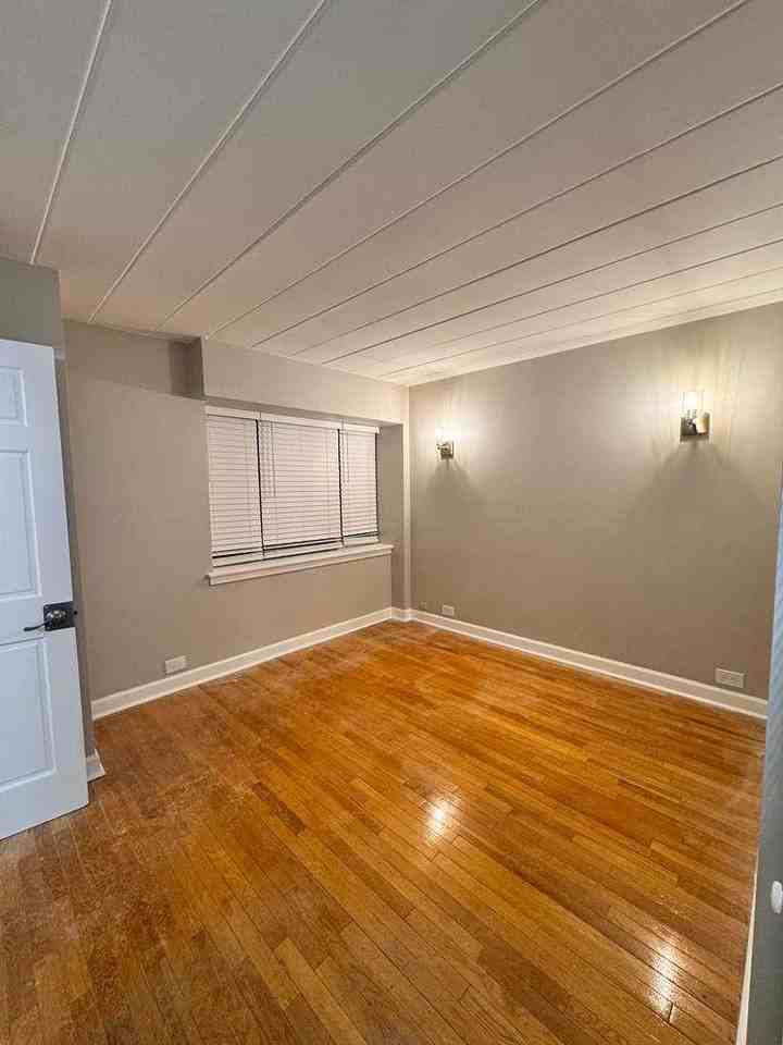 6019 N Fairfield Ave - Photo 2 of 8