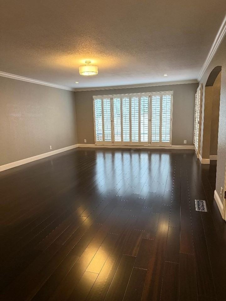 1125 Royal Ln - Photo 4 of 11