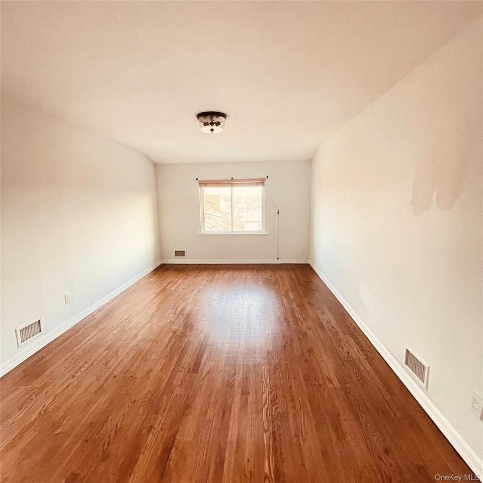 878 Rensselaer Ave - Photo 6 of 35