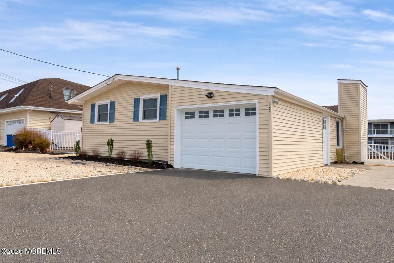 825 Leeward Dr - Photo 2 of 19