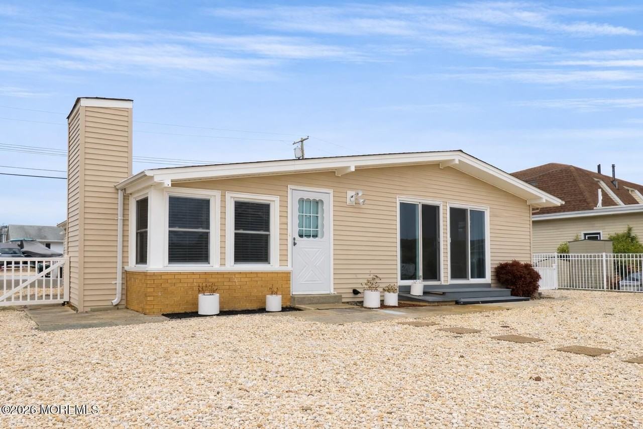 825 Leeward Dr - Photo 3 of 19