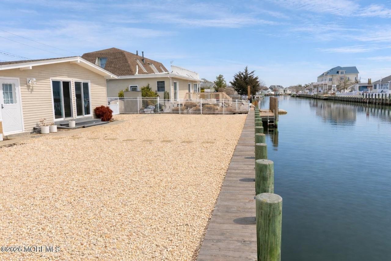 825 Leeward Dr - Photo 5 of 19