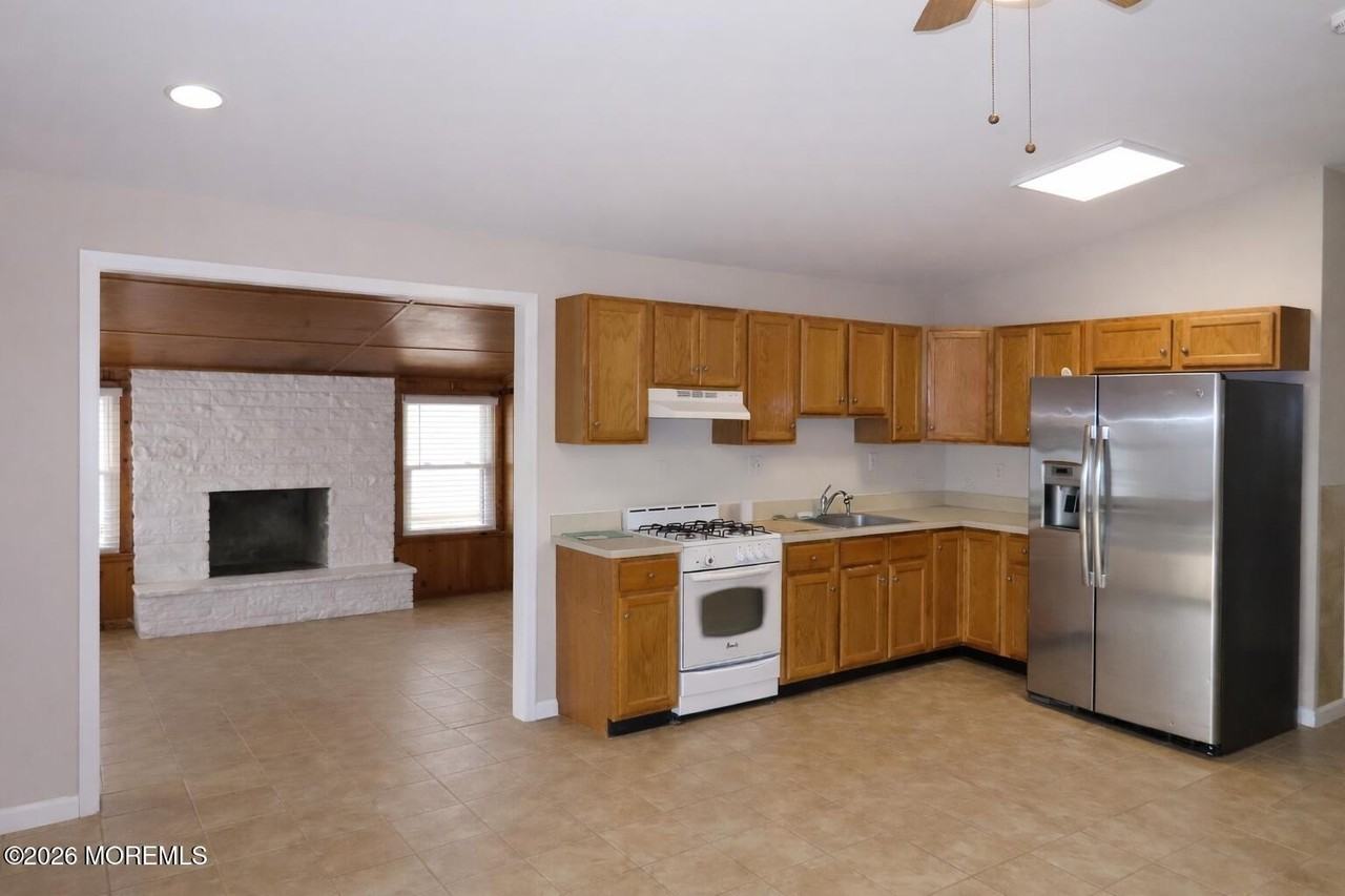 825 Leeward Dr - Photo 6 of 19