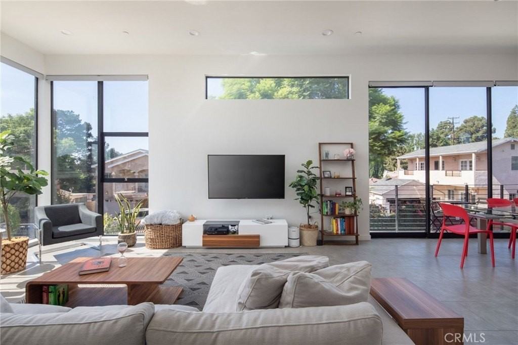 1616 Amherst Ave - Photo 5 of 21