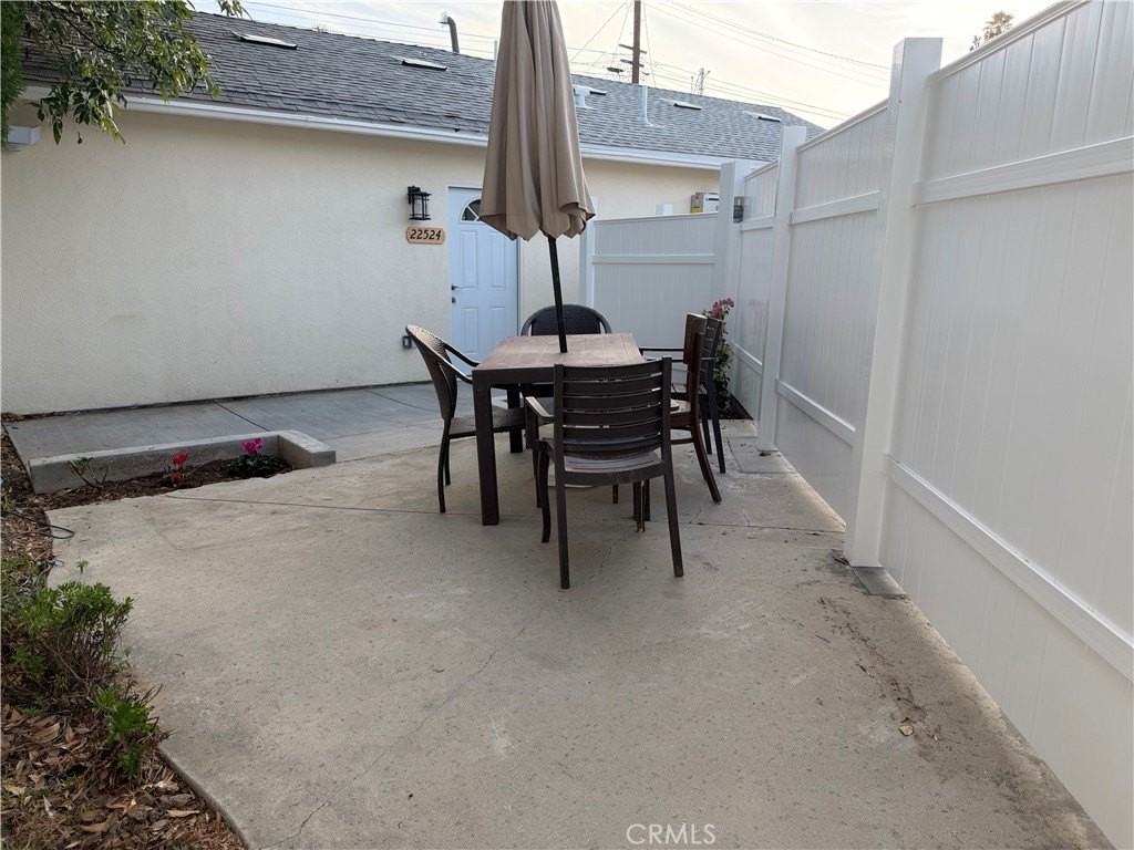 22524 Vanowen St - Photo 4 of 10