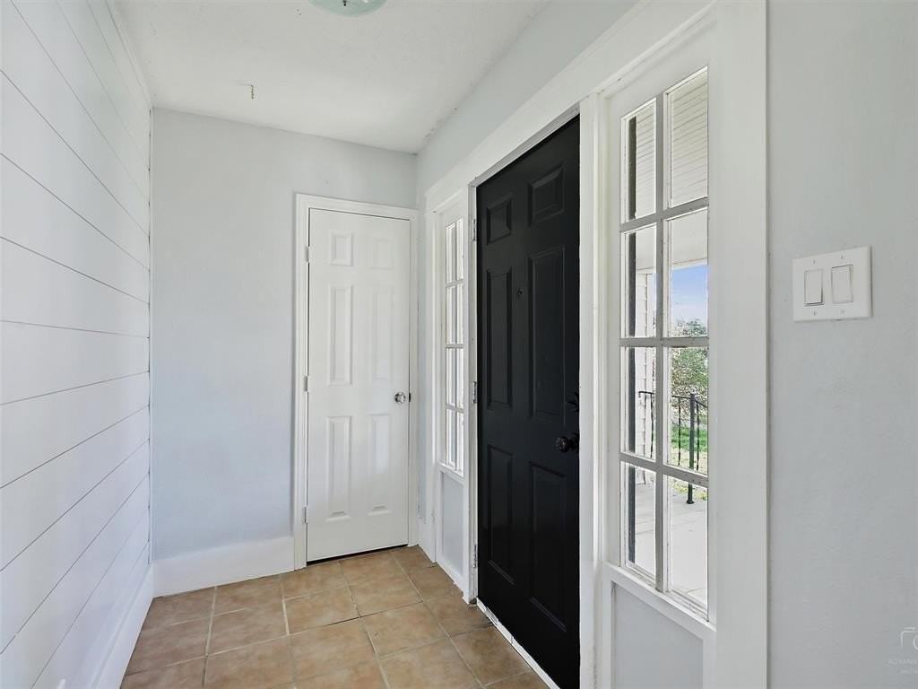 105 E Hunt St - Photo 3 of 25