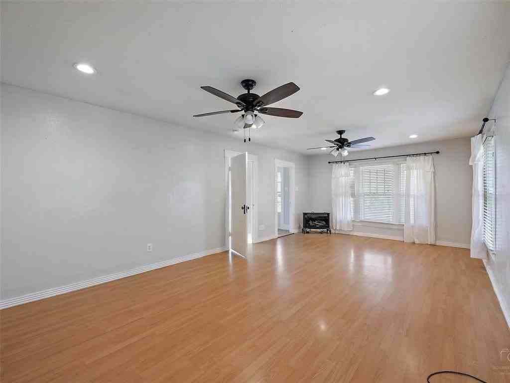 105 E Hunt St - Photo 4 of 25