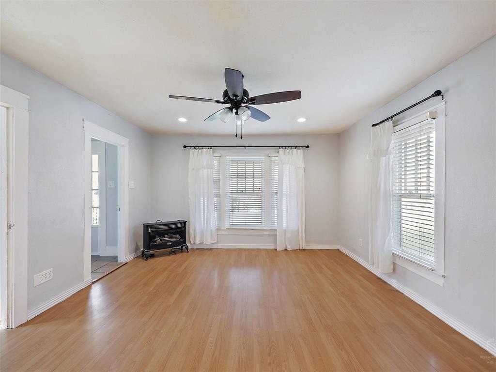 105 E Hunt St - Photo 5 of 25