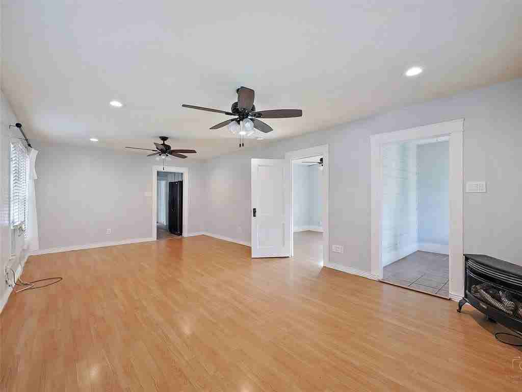 105 E Hunt St - Photo 7 of 25