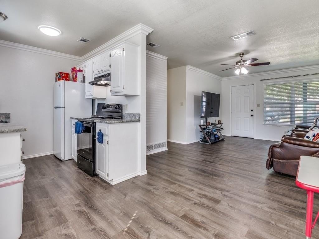 210 Myrtle Ave - Photo 4 of 13