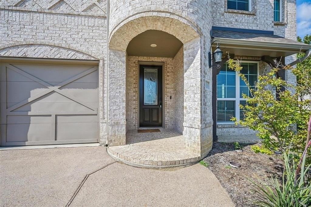 3010 Barefoot Ln - Photo 2 of 38