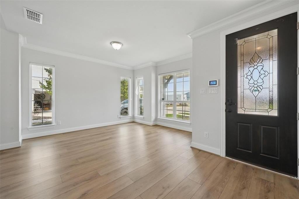 3010 Barefoot Ln - Photo 4 of 38