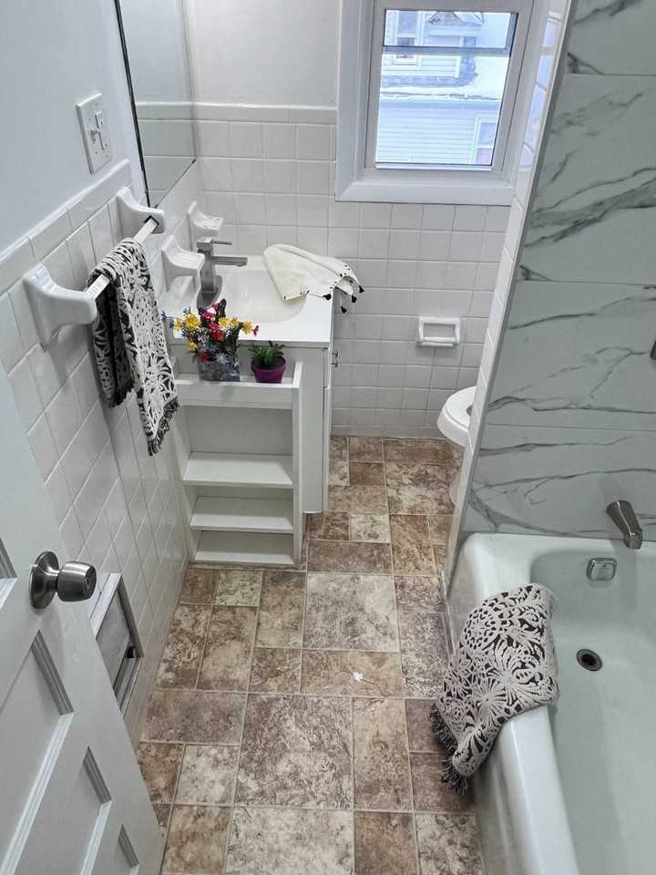 2036 Guilderland Ave - Photo 4 of 9