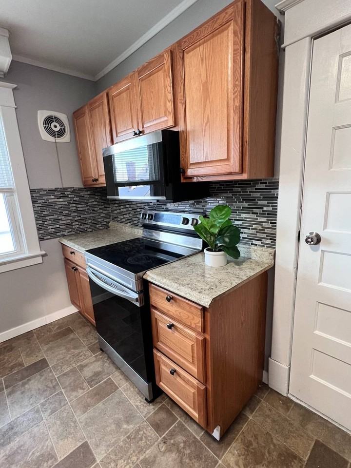 2036 Guilderland Ave - Photo 5 of 9