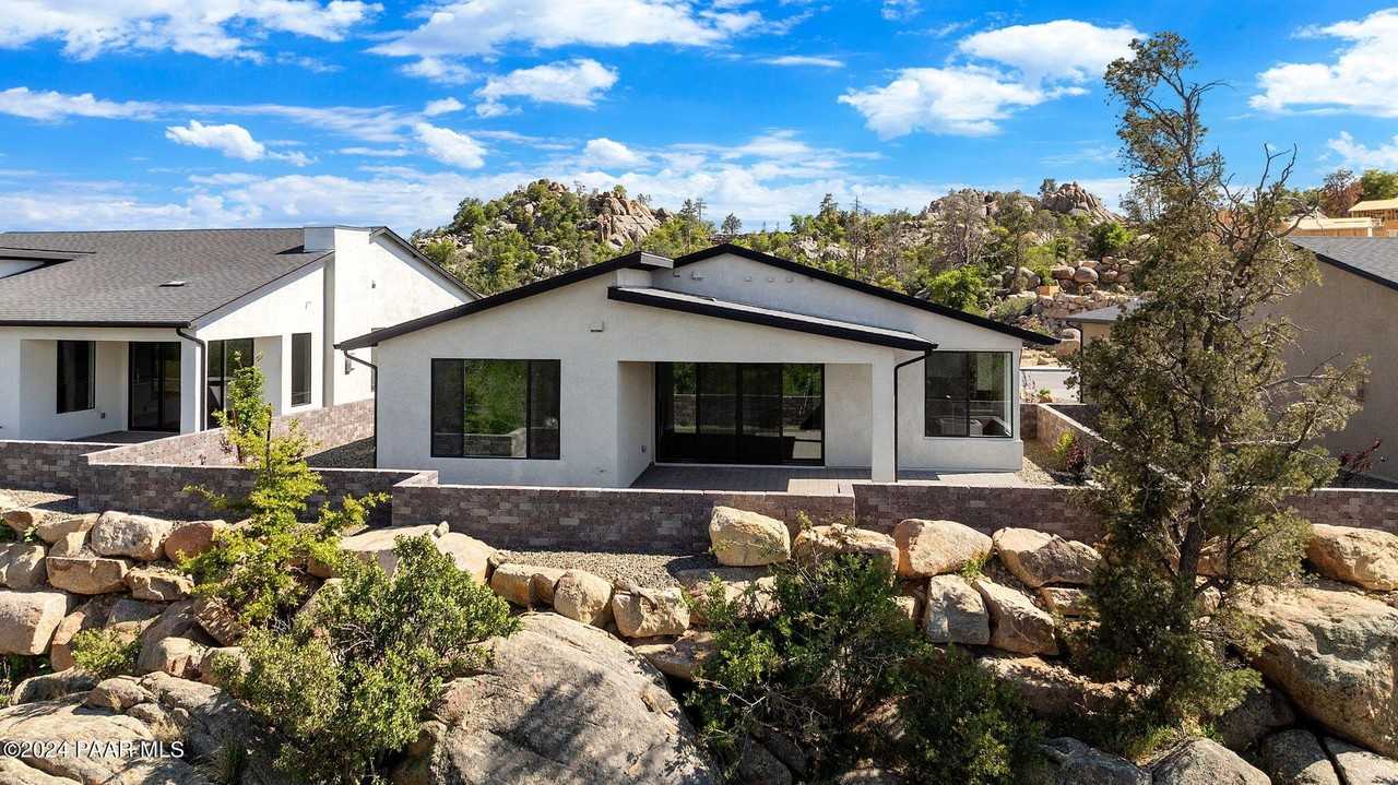 1328 Rockwood Dr - Photo 2 of 42