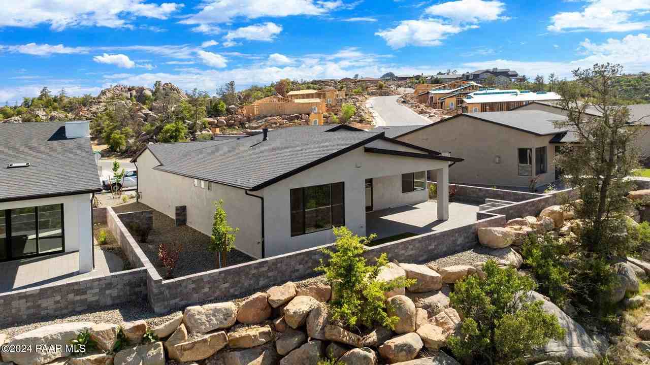 1328 Rockwood Dr - Photo 3 of 42