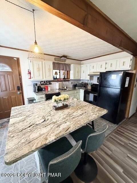 1037 Porter Dr - Photo 3 of 17