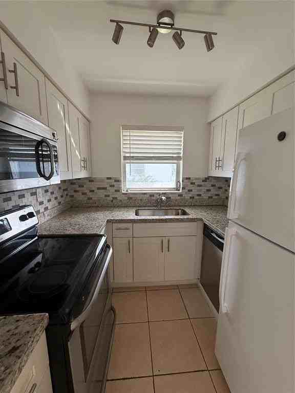 237 Se Park St #2 - Photo 3 of 6