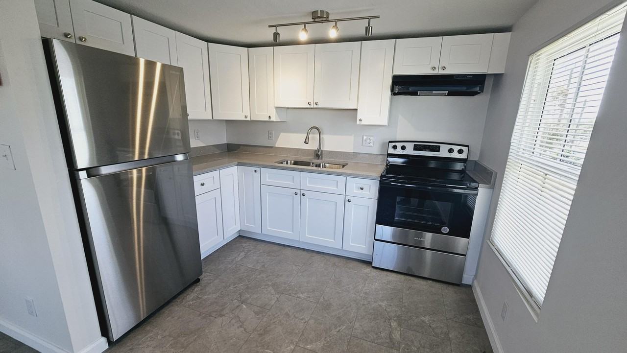 914 10th St #C - Photo 3 of 19