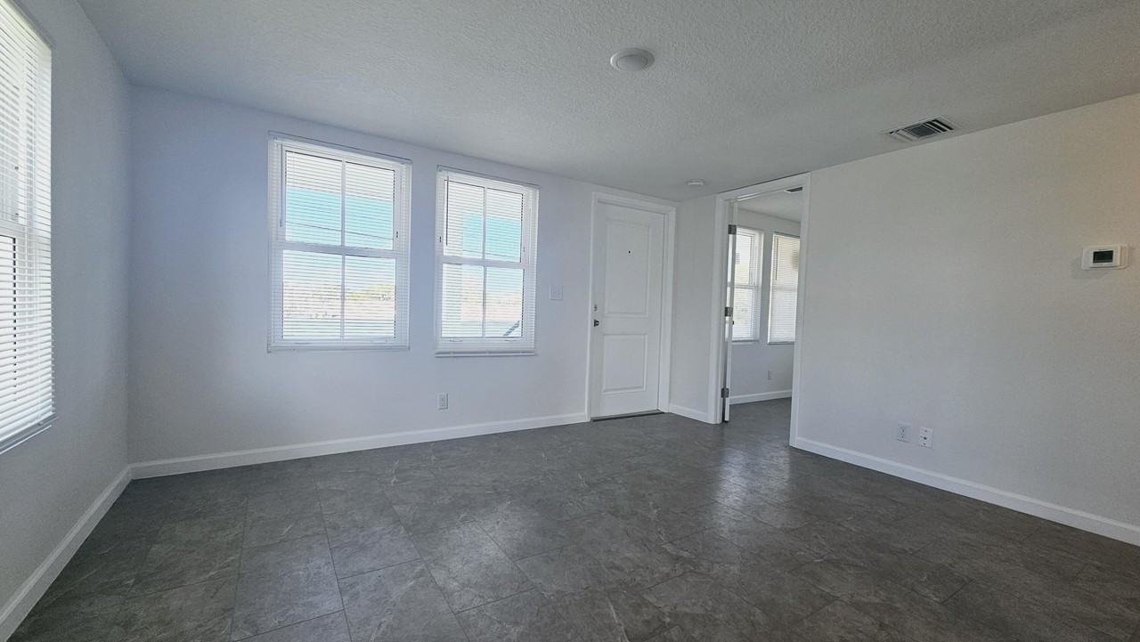 914 10th St #C - Photo 4 of 19