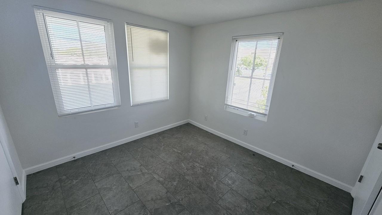 914 10th St #C - Photo 5 of 19