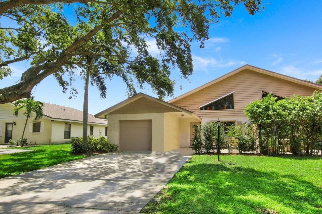 2046 Cove Ln - Photo 2 of 22