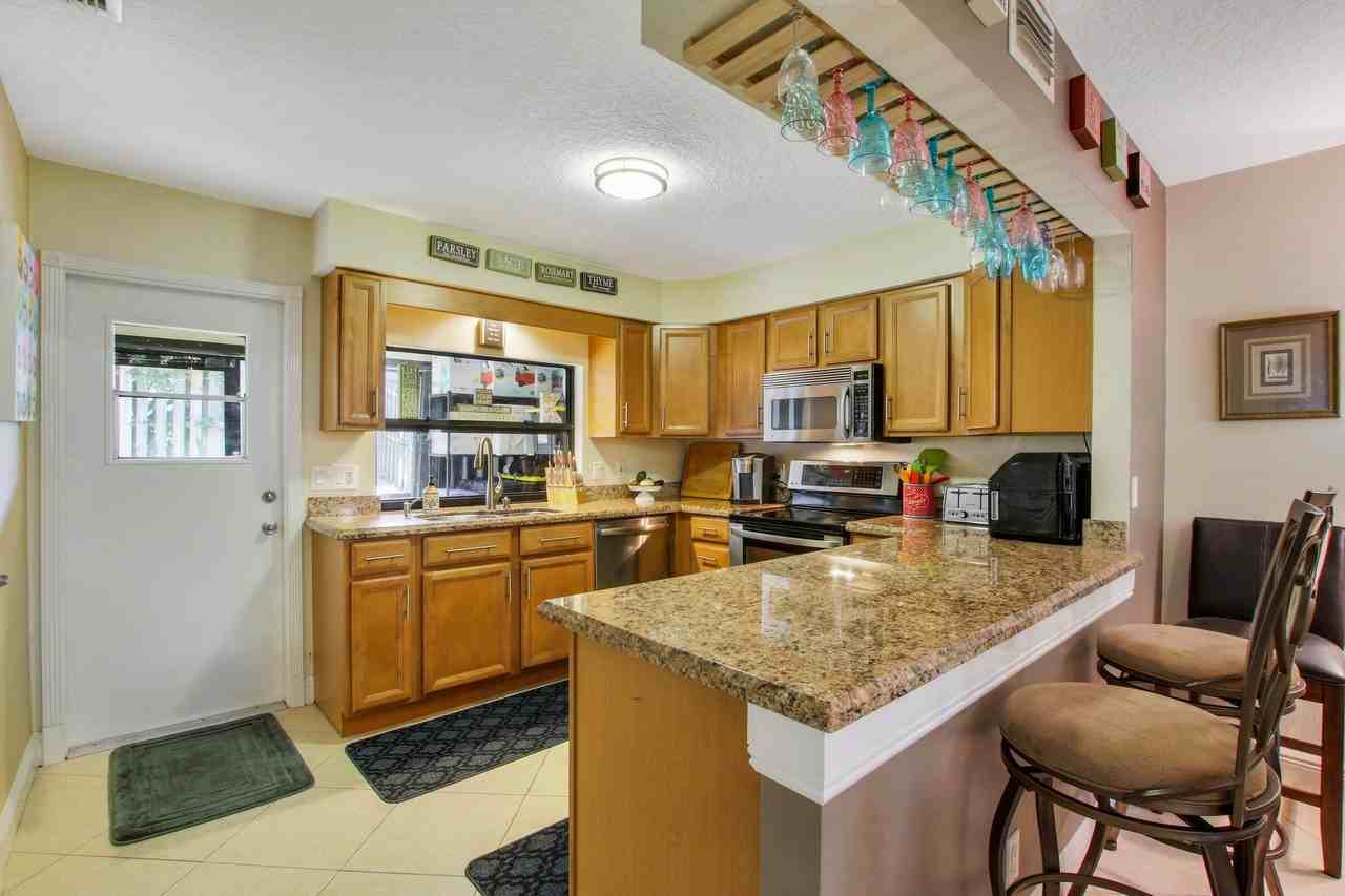 2046 Cove Ln - Photo 7 of 22