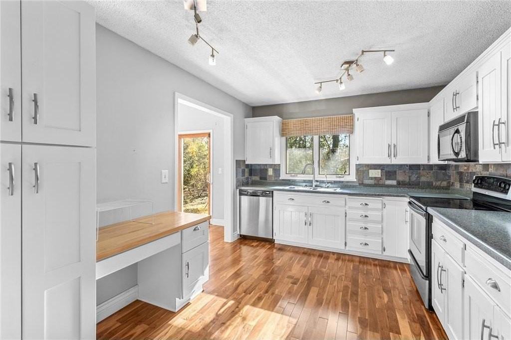 16405 13th Ave N - Photo 4 of 32